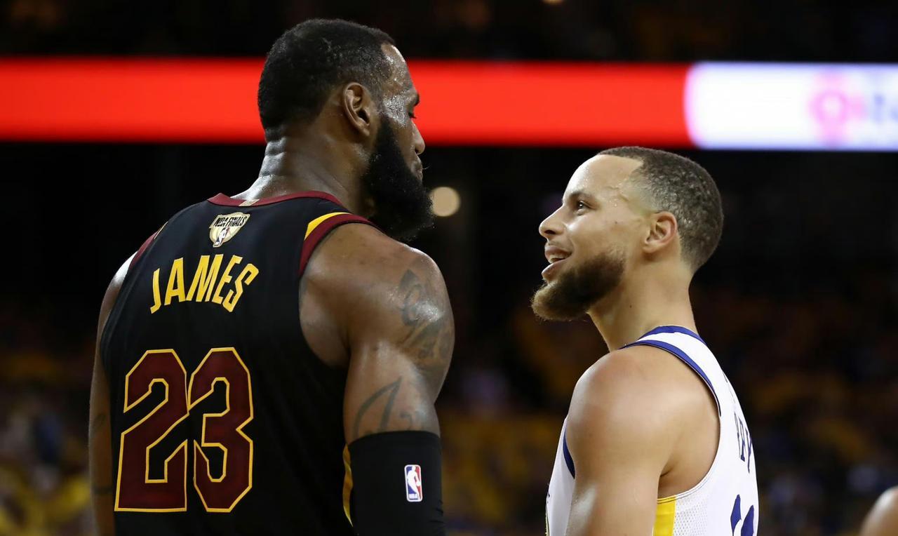 NBA现役巨星球员总冠军次数：
1，詹姆斯4次
1，库，里4次
3，杜兰特2次