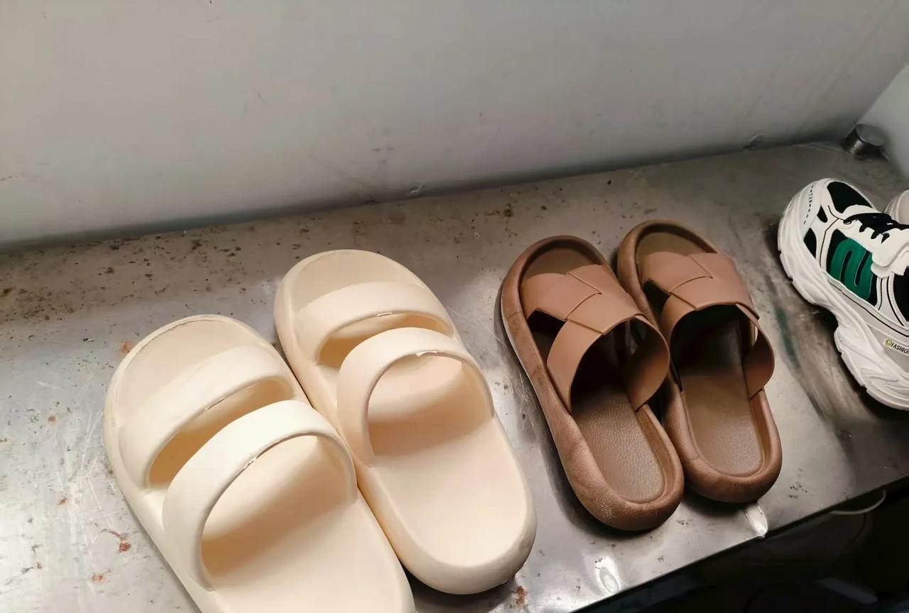 忽然发现，自己连一双能穿出门的鞋都没有。
今天下午老师在群里发信息了，说过两天要