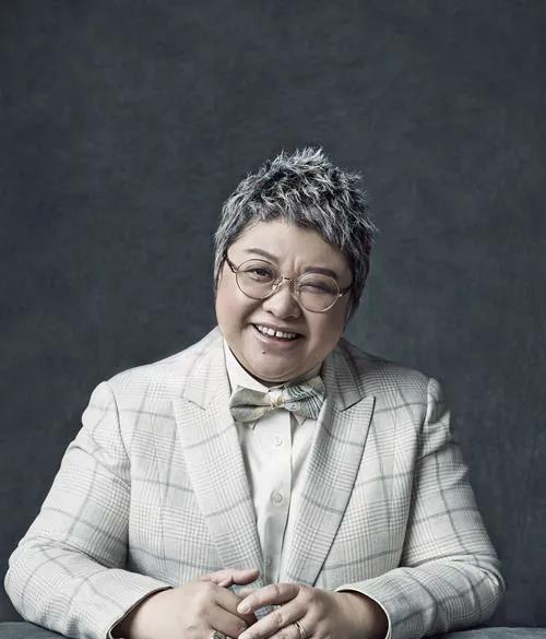 一觉醒来，
韩红天都塌了，
只是因为在节目里说要把观众当人，可能要面临赔偿。
