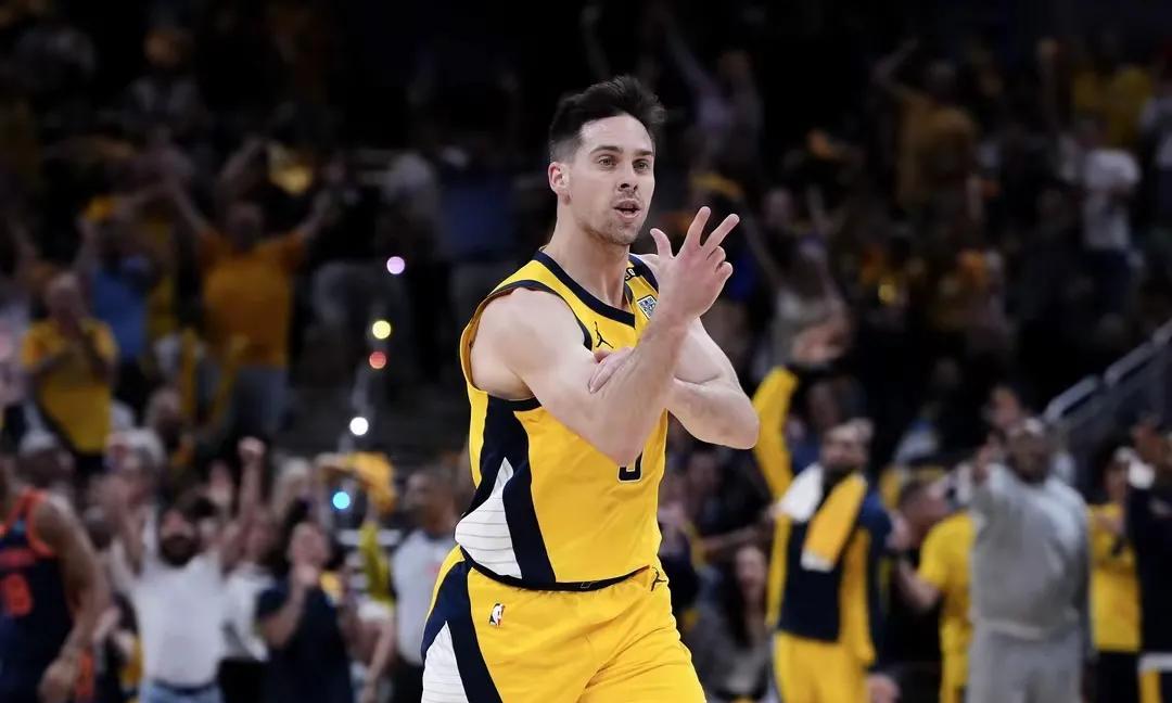 步行者在主场大比分胜雷霆！也可说，一切都在按照NBA总裁萧华计划在进行中。
3：