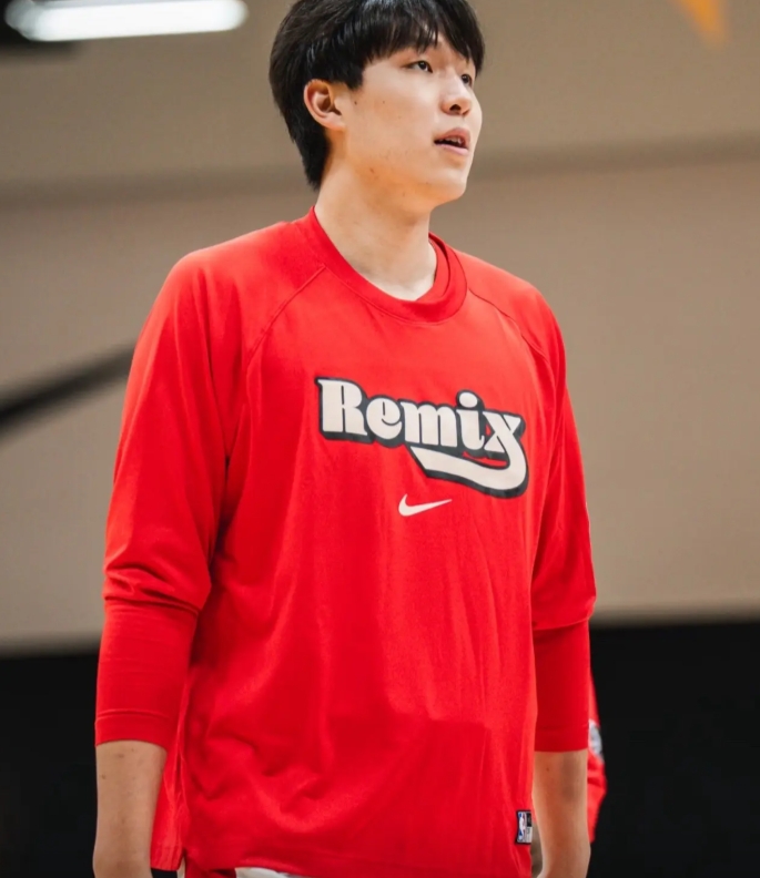 小杨今天打得不好
三秒问题不是第一次了，他的三秒和掩护犯规都是屡次出现的问题，必