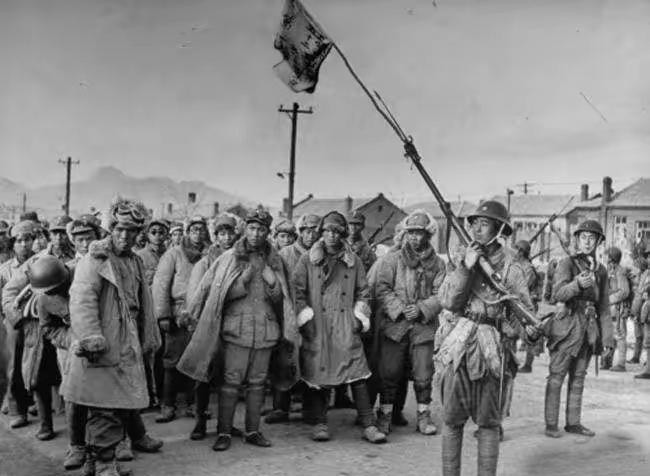 1948年，淮海战役中，华野炊事员挑着包子，误入敌人阵地，可他却不慌，还高声大喊
