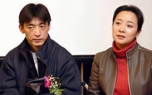 2009年，41岁的陈小艺和32岁的徐昂，在车内激吻被拍到，老公维护的说：

“