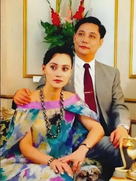 1983年，21岁的宋佳与42岁的京剧名家张学津结婚。几年后，张学津被3岁女儿失