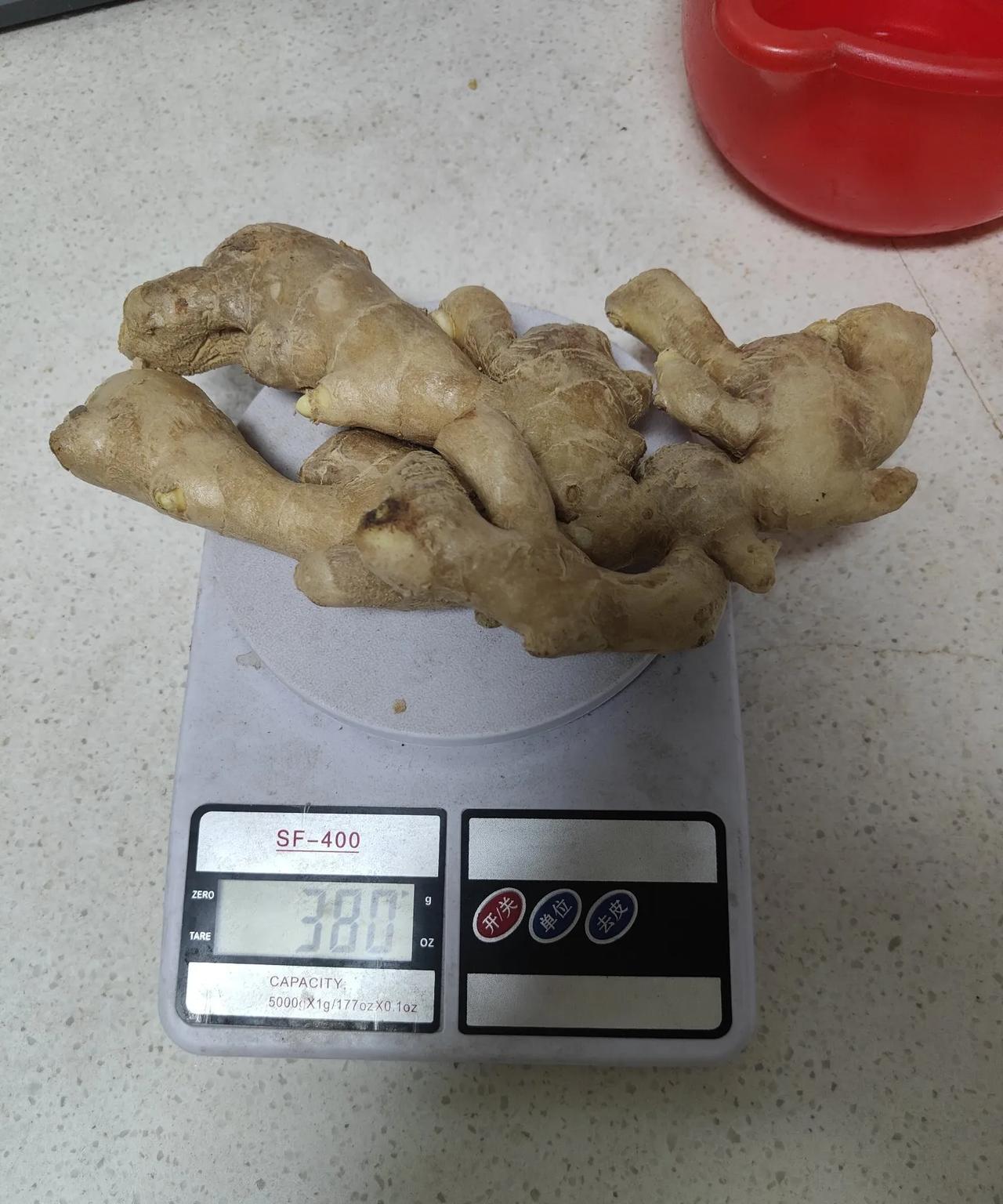 路边流动商贩最喜欢搞秤
有开着卡车卖东西的路边摊，东西不便宜，可能主打一个新鲜和