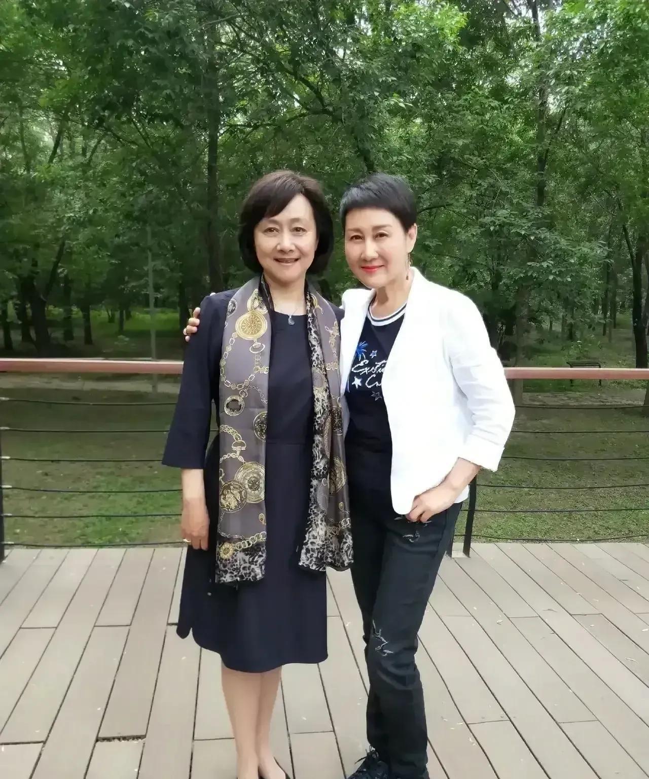 60岁张凯丽和72岁的老戏骨黄梅莹一起出游！画面中的张凯丽身穿白色外套搭配白色裤