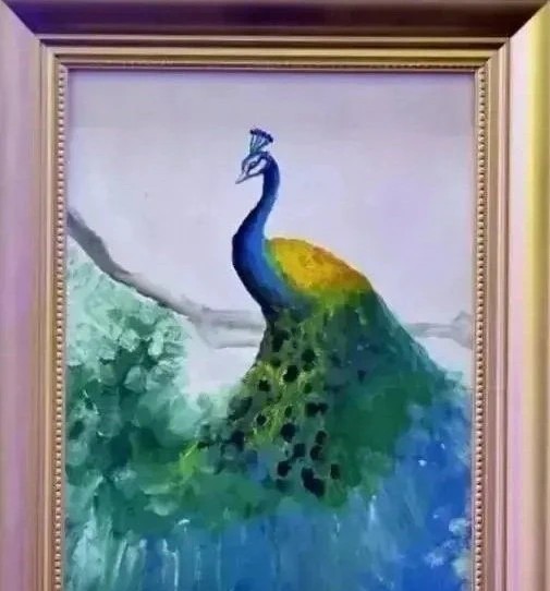 有一幅画是李湘女儿王诗龄画的，卖了12万。
另外一幅画是路人画的值100块钱。