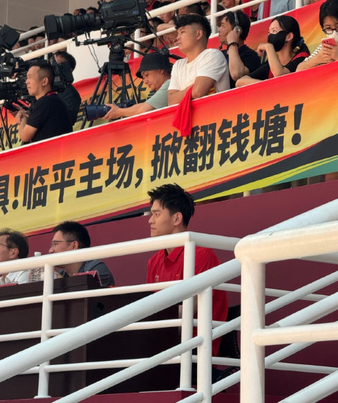 游泳健将孙杨来到浙BA ，为现场加油 ，谐音梗说自己是杭州特产 ，轻松惬意尽显 