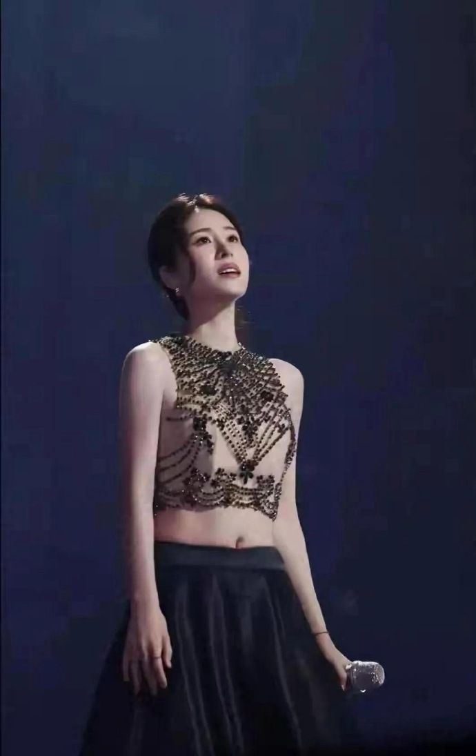 张碧晨这“透视装”，我直接看呆！她是怎么做到生过孩子肚子还是这么平的 ​​​