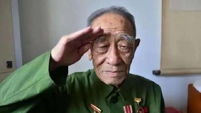 1973年，杨得志下乡看望老战友，却发现老战友生病却没钱治，地方干部见他生气，急