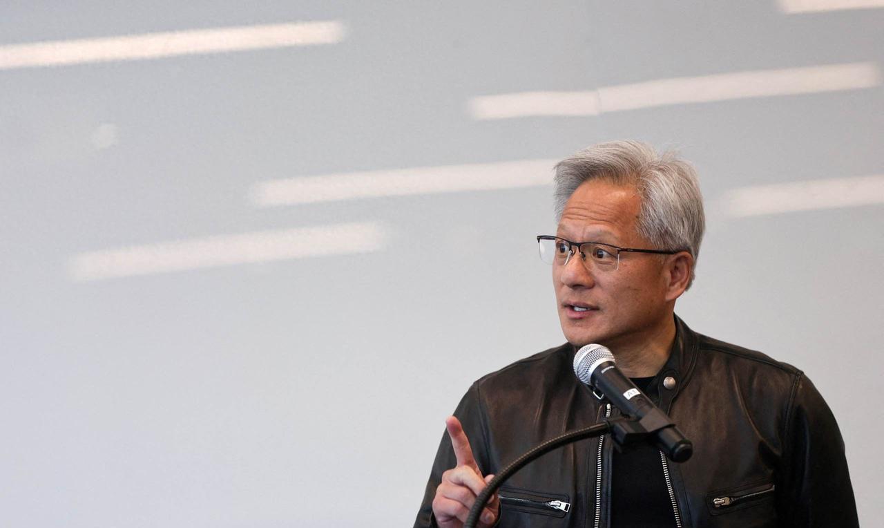 黄仁勋还没访华，美国议员直接出面直接喊话，千方百计的想要将其芯片和中国军方联系在