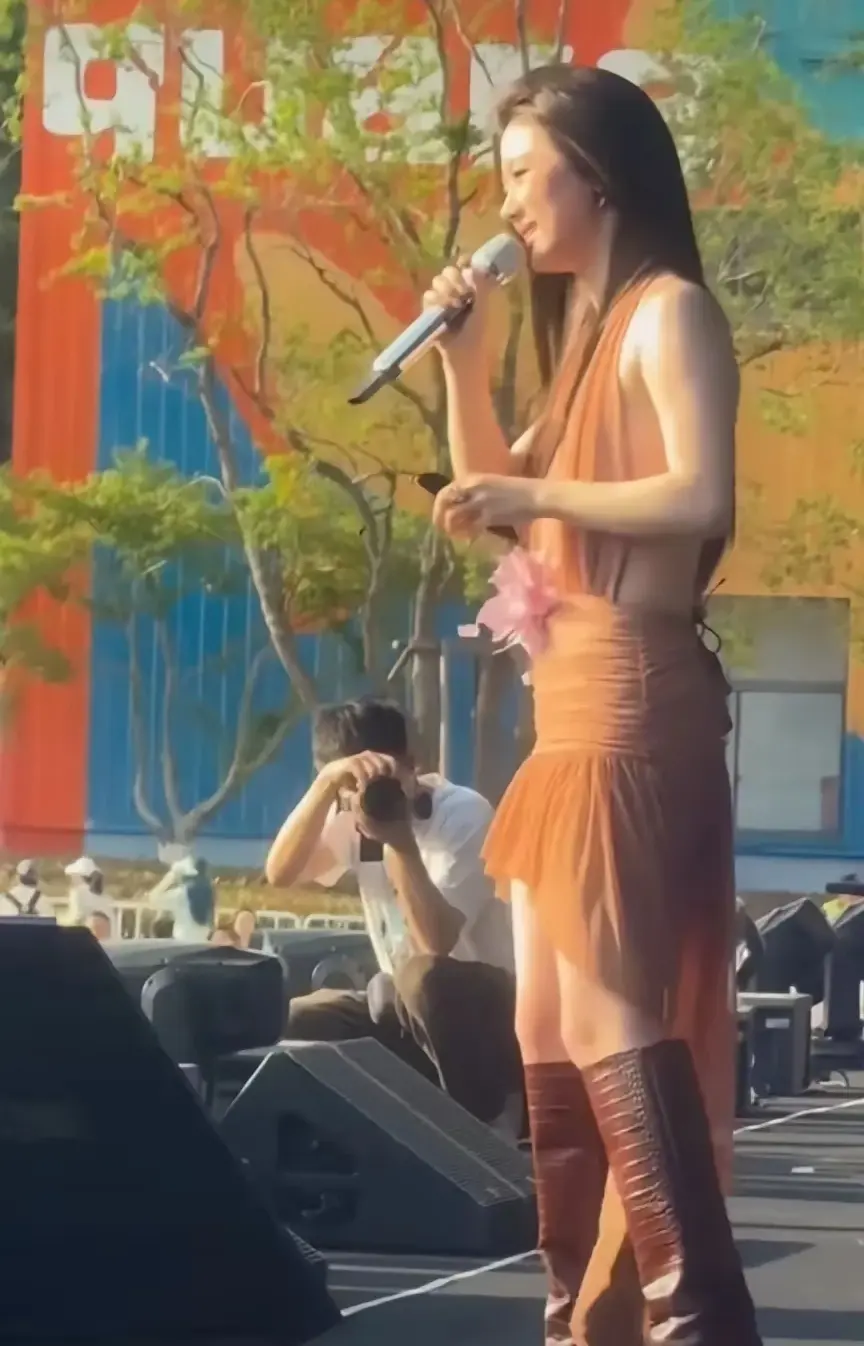 这是单依纯吗？减肥减得前胸贴后背了



