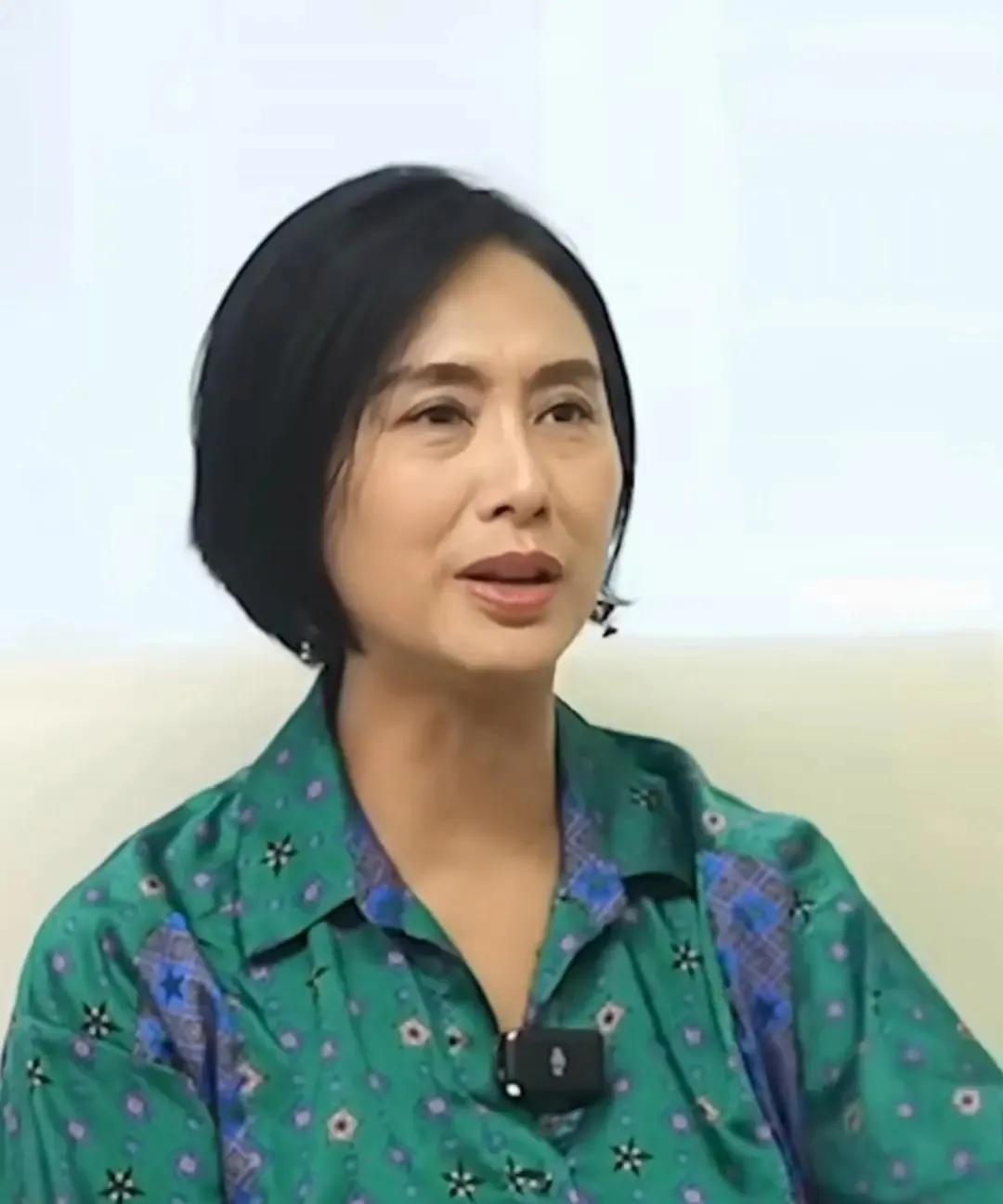 自然老去的朱茵，脸上完全没有医美痕迹，显得老态但看着舒心。#明星自然衰老#
