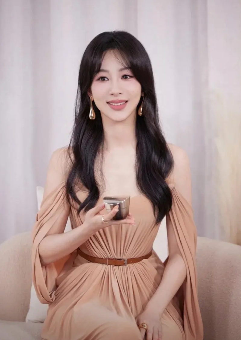 6月26日，杨紫，白玉兰视后，稳了！
白玉兰评委张挺，接受采访时表示，想和杨紫合