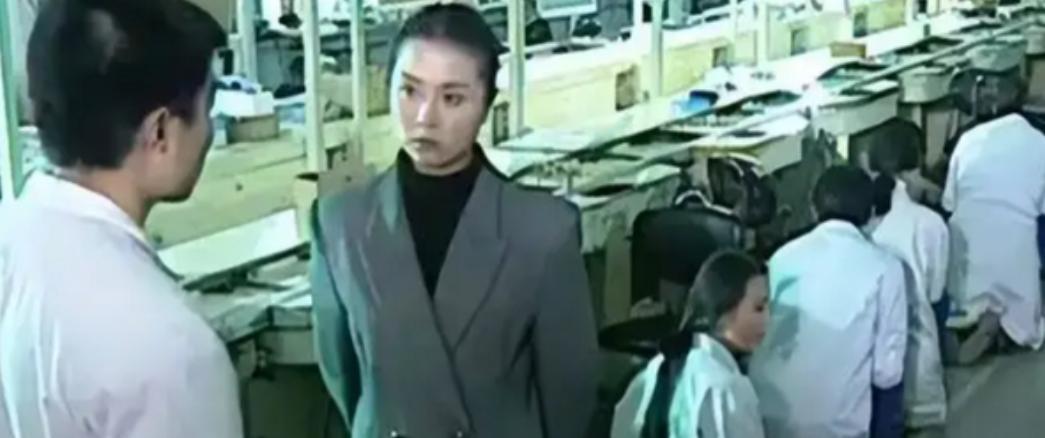 1995年，一名韩国女老板走进车间，威胁120多名中国员工：“全都跪下，不跪开除