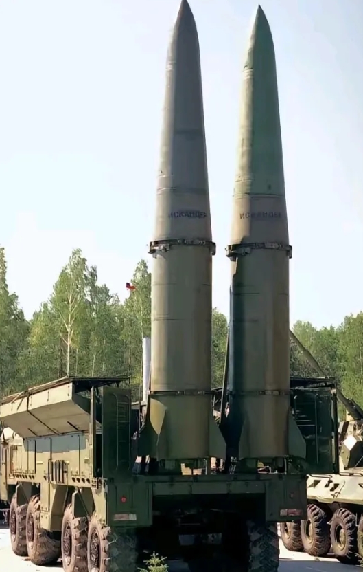 美国和俄罗斯都把核武器准备好了，随时准备给对方致命一击！
特朗普也是个狠人，一直