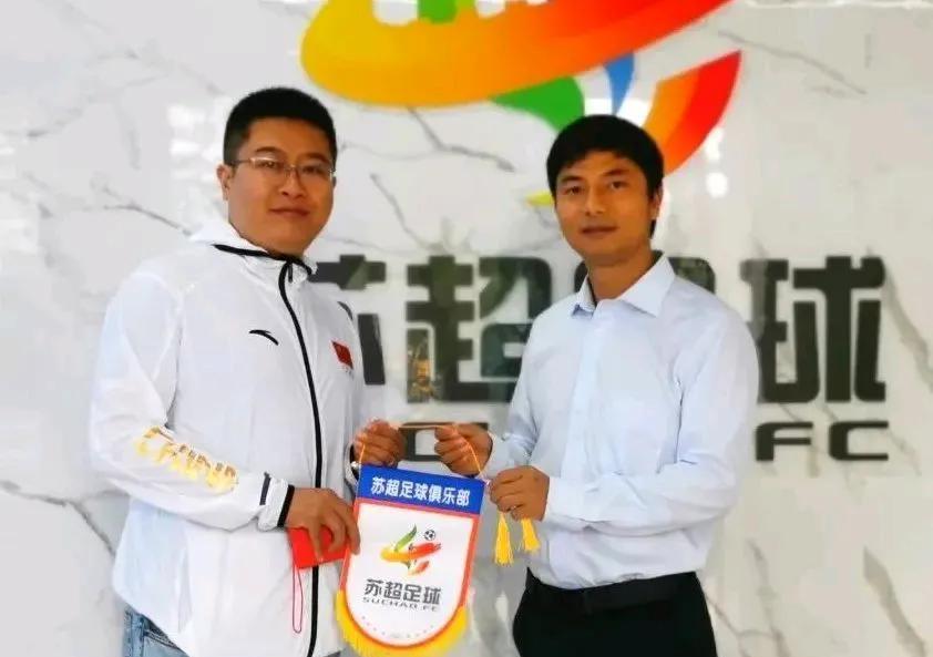 苏超联赛球员能不能成为职业联赛球员。这个还真的不行。说实话，苏超，贵州村超这类民