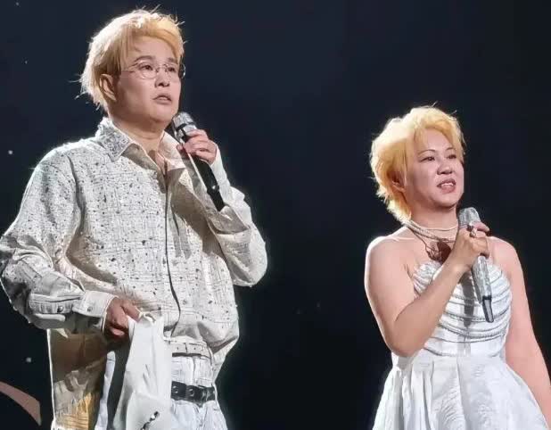 突然明白小沈阳夫妇这两年为什么疯狂开演唱会

不是中年叛逆期

不是事业
