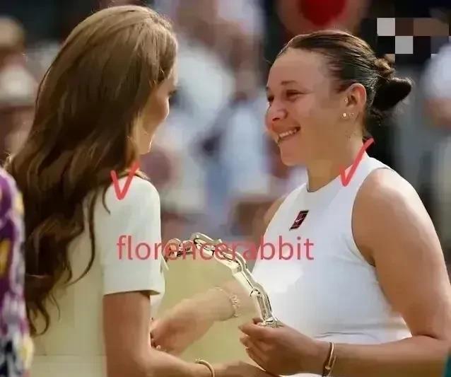 凯特王妃的暖心之举。2025温网女单决赛，遭遇一边倒失利后的美国选手阿尼西莫娃泪