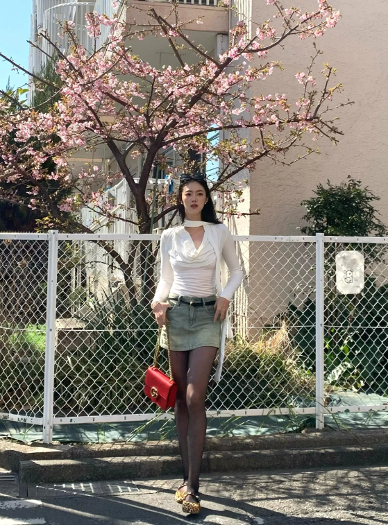 白色荡领长袖T恤×牛仔裙，打造初春温柔女神范