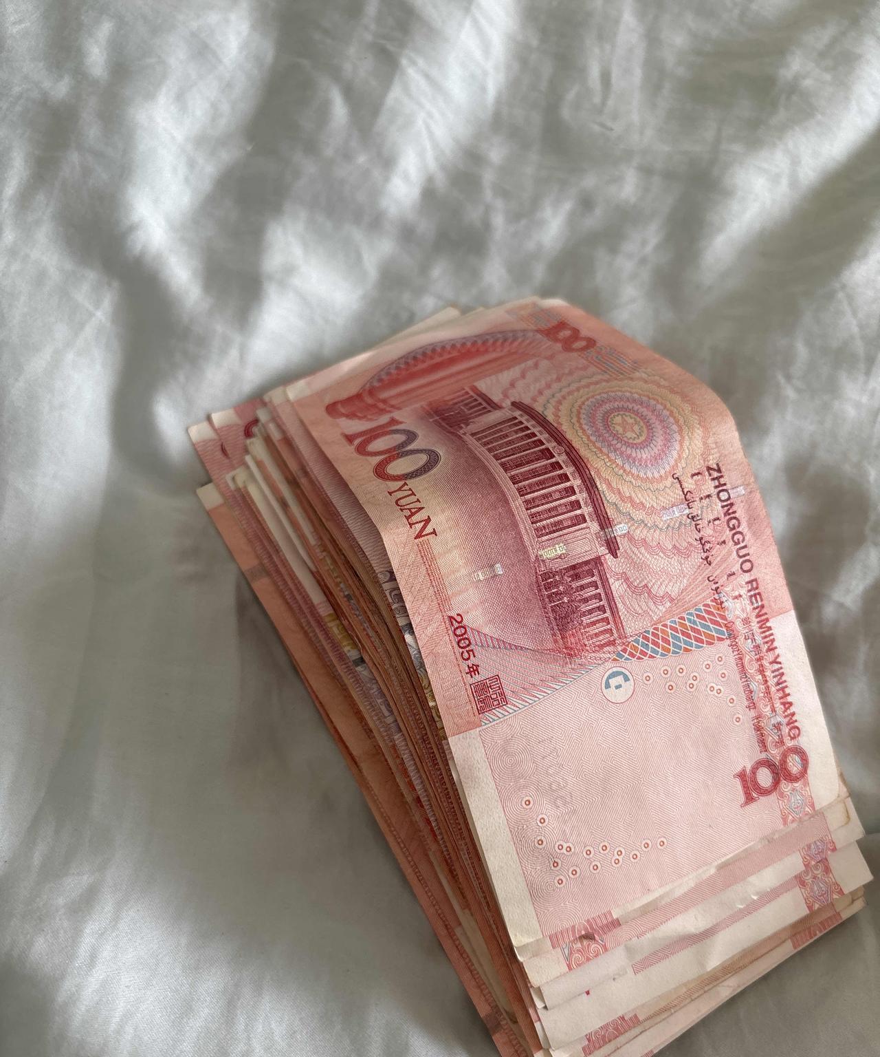 昨天我家那位回来的比较晚，是自己吃完饭回来的，但是没喝酒，进屋乐呵的从右侧裤兜掏