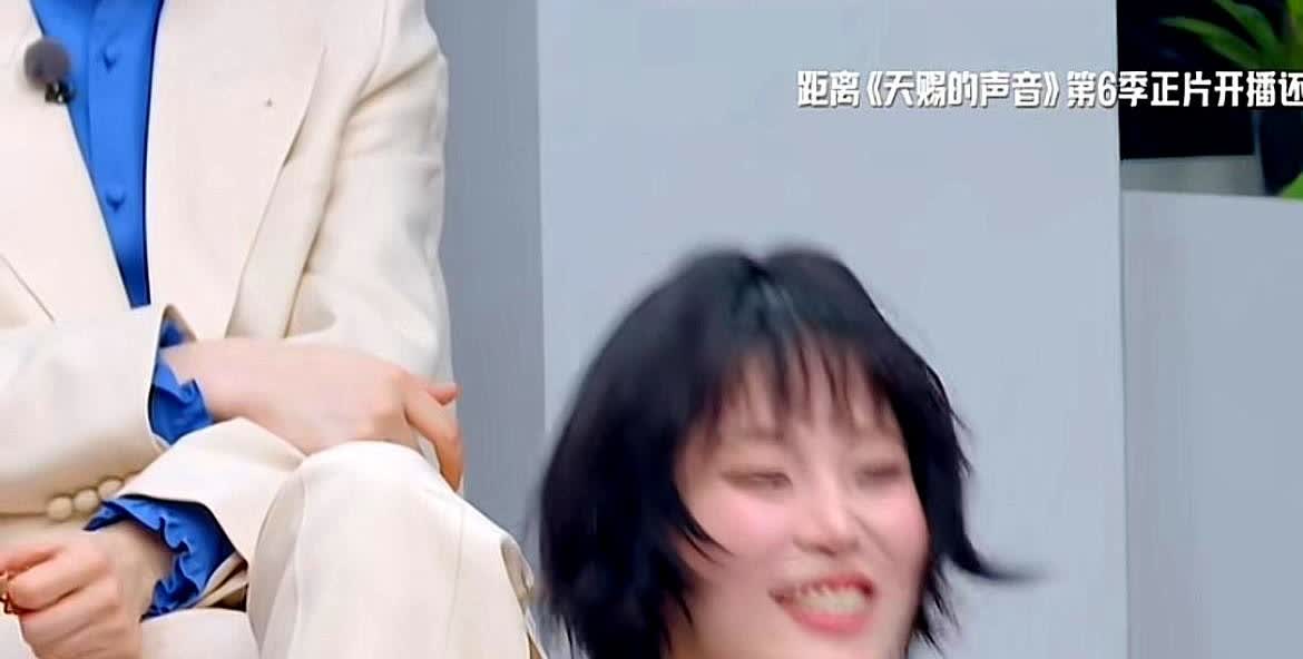 姚晓棠剪了短发，大家都调侃她。
主持人问：这不是说上一季没拿金曲剪短发。

