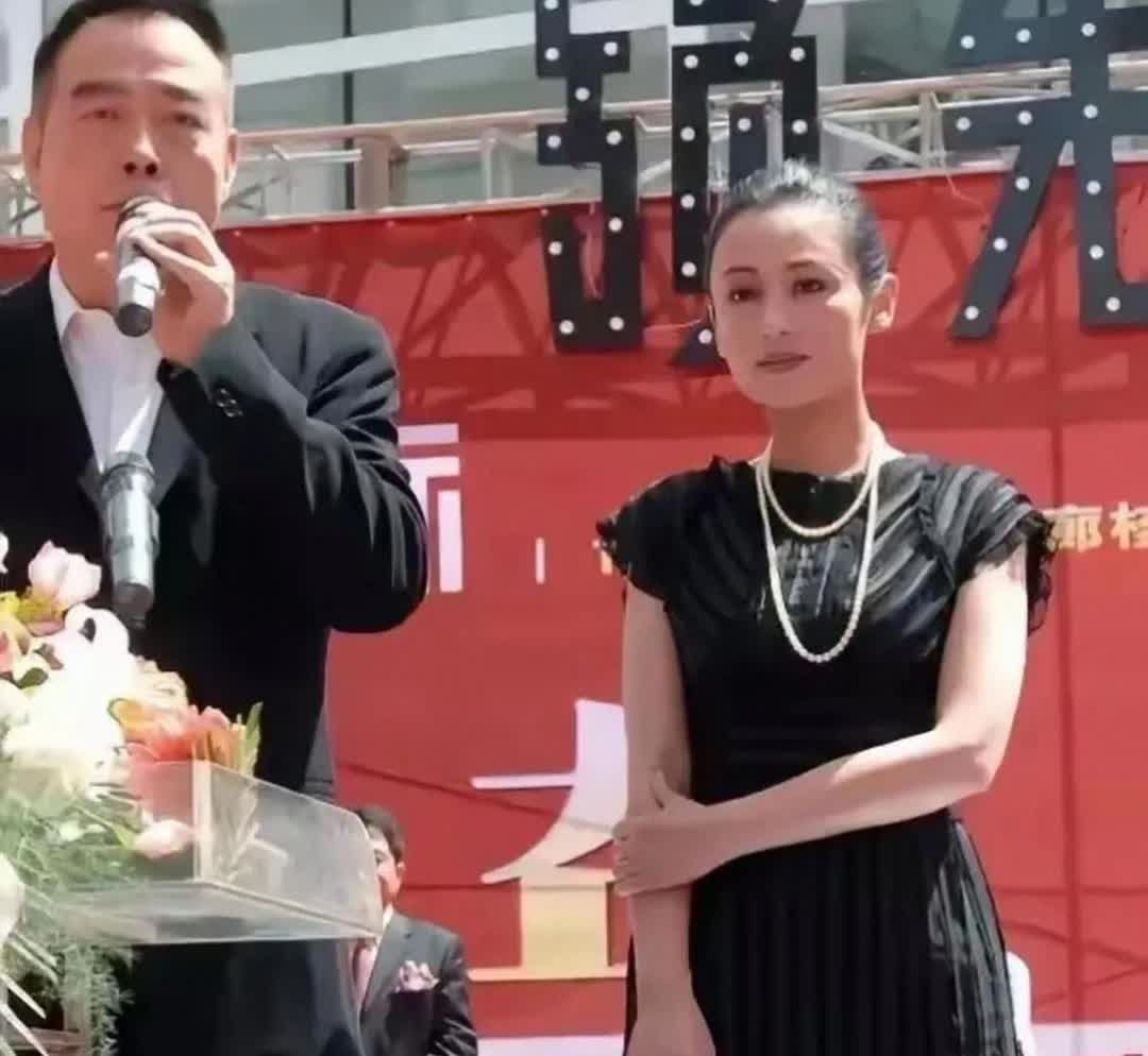 58岁陈红医美过度，模样大变，难道自然老去不更美？

她医美的挺成功的漂亮的
