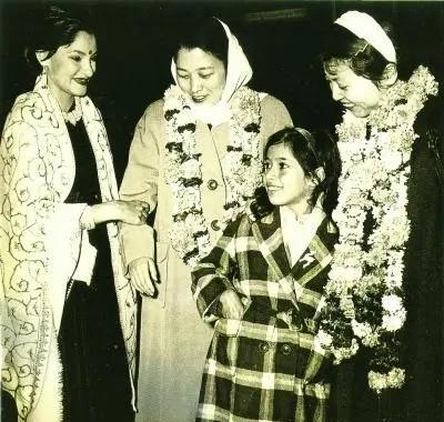 1955年，著名歌唱家王昆（左二，歌剧《白毛女》首演