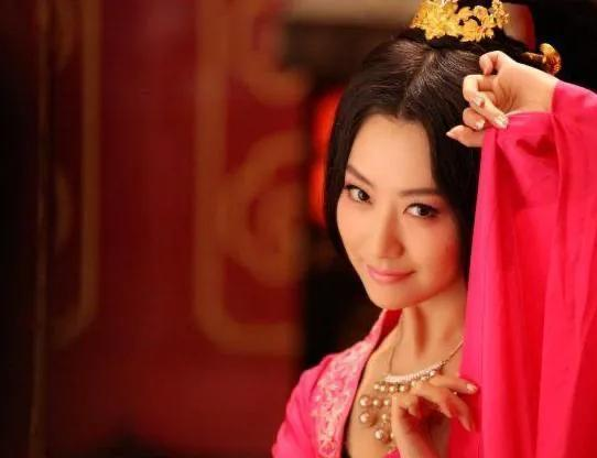 536年，高洋的哥哥高澄在酒席上，突然将李祖娥拉入怀中。高洋却只顾吃菜。高澄借着