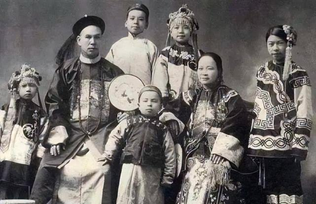 1880年一个深夜，浙江巡抚谭钟麟睡得正香，朦胧中听到女人痛苦的喊叫声，这是他的
