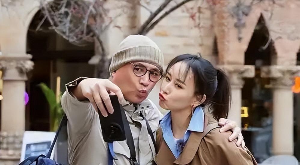 胡静夫妇马来西亚聚会引关注，稳坐C位尽显不凡，生图状态引热议
自《妻子的浪漫旅行