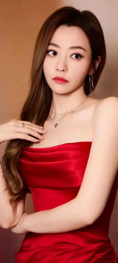 41岁张靓颖自曝确诊带状疱疹，还留了疤痕，紧接着脚踝积液复发只能单腿蹦，却依旧笑