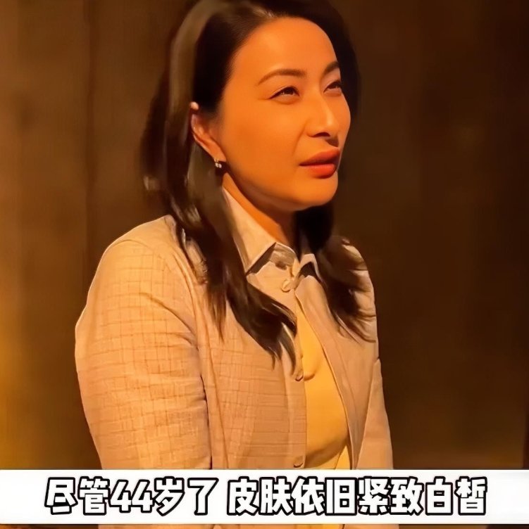 刷到一则视频，国民女神郭晶晶现身9月19日的香港时装周。

她化着淡妆，身着一件