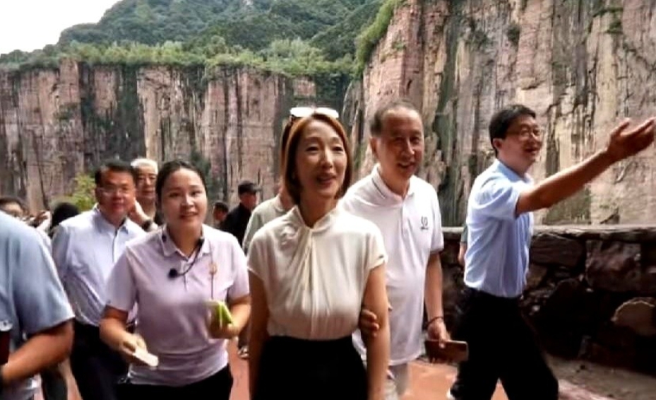 “郭达呢？”太行山风一刮，郭亮村崖上老榆树哗啦啦响，这句嘀咕跟着剧组大巴一起刹住