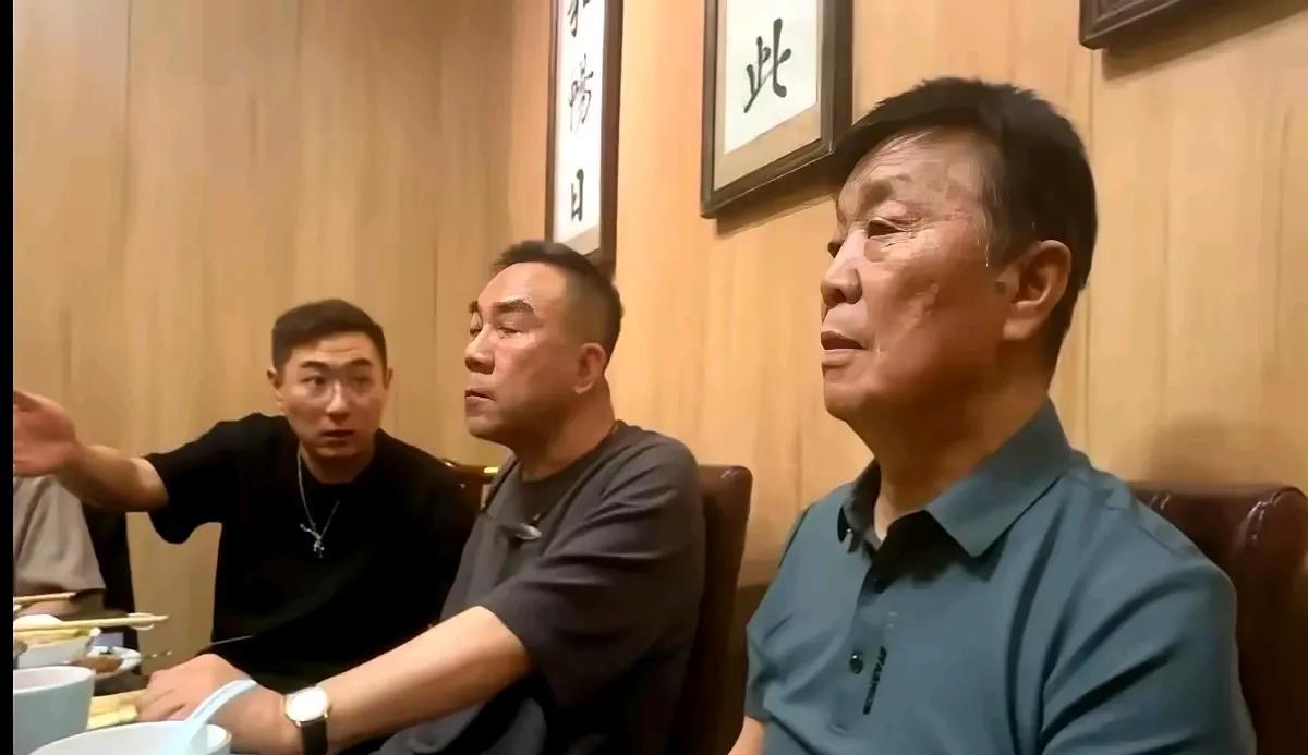 杨议拜师失败，衡小珍这表情太难受、太尴尬，看上去很可怜。
儿子拜师杨议应该是去年