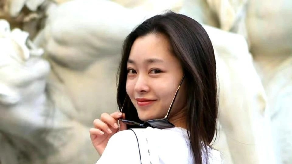 宋轶白T搭配牛仔短裤清爽又利落