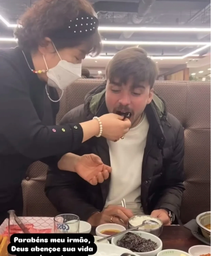 济南美女亲手给泽卡喂寿司，让泽卡感受到好客山东的热情