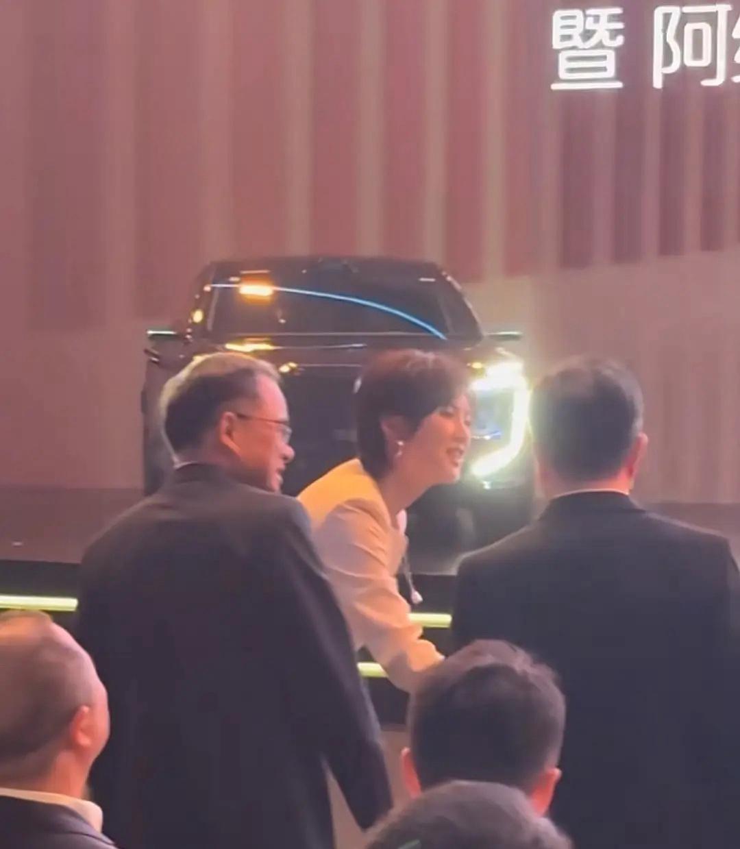 近日，姚安娜现身阿维塔07发布会，座位紧邻长安董事长朱华荣。到场后，朱华荣为她引