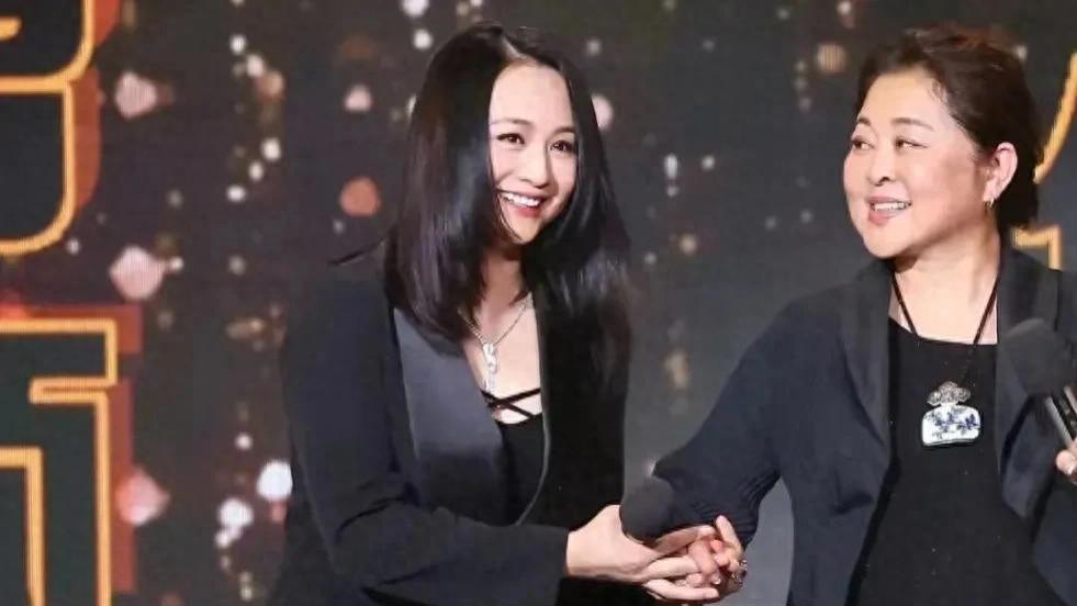 51岁曹颖身材丰腴，胸部饱满，腚大腰圆。出生于北京的她多才多艺
