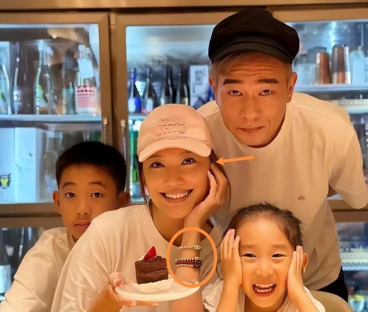 眼神是骗不了人的！
陈小春真的把应采儿养的很好
眼睛里都是幸福！
从去年应采儿的