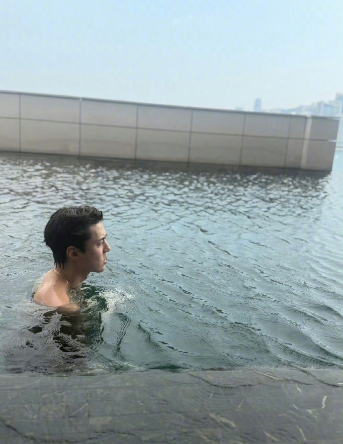 啊啊啊啊吴世勋泳池半身照