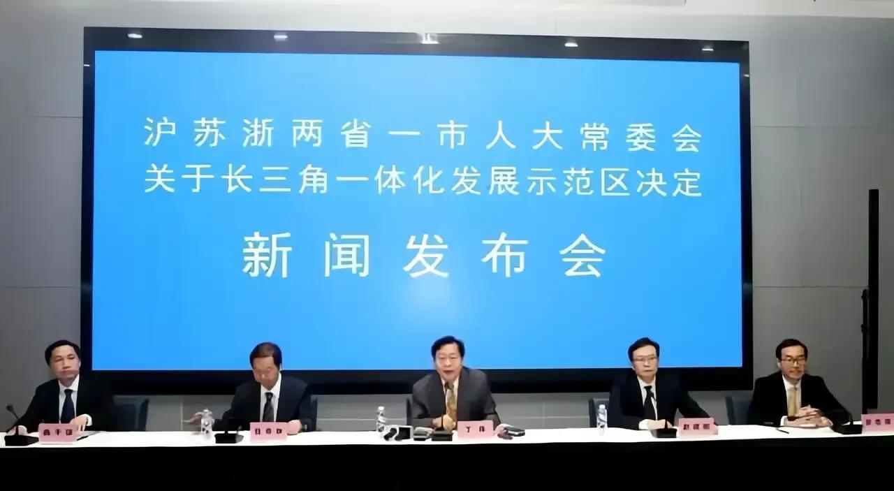 传统的说法得改改了，以前都叫“江浙沪”，念起来十分顺口，很符合口语的习惯。
现在