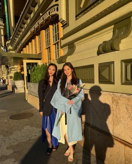 太吃惊了，利智所生的俩女儿，在美国念书生活二十几年，长相竟如此板正！

照片中姐