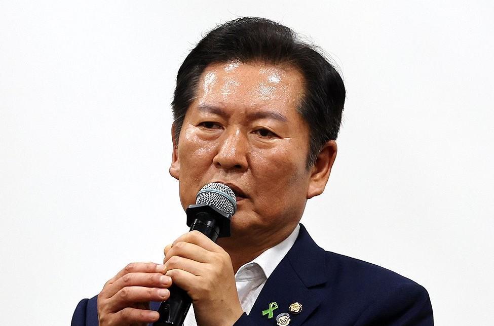 韩国共同民主党新任党首郑清来2日就前总统尹锡悦拒不配合特别调查、抗拒逮捕令一事表