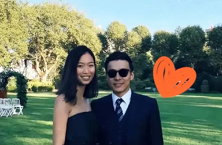36岁霍启仁终于结婚了
然而婚礼却是非常低调。

想起大哥霍启刚当年迎娶郭