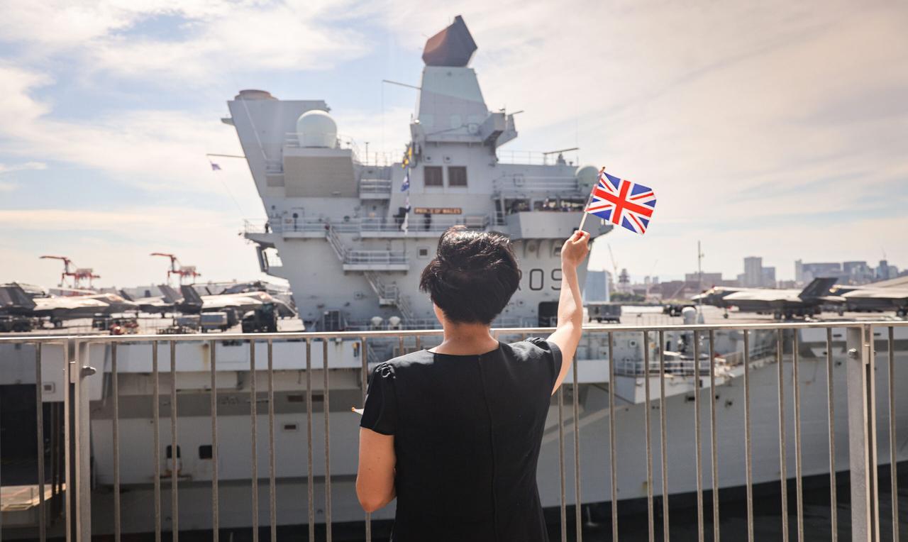 没想到英国的航母如此拉跨，英国海军少将詹姆斯·布莱克莫尔日前表示，英国航母正按计