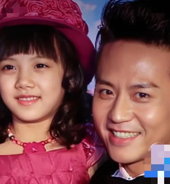 那些不想结婚的，看帅爸爸和小棉袄们的合影，是不是羡慕透了。有和爸爸贴脸亲密的，有