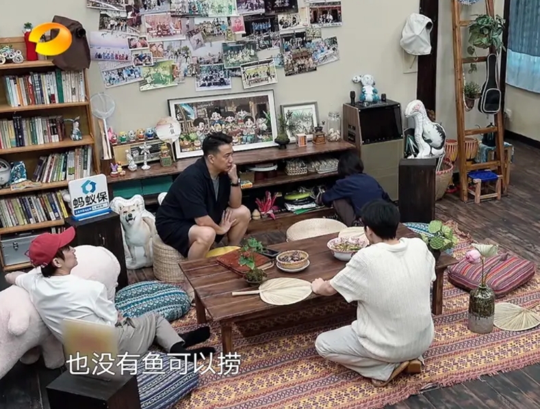 《向往的生活8》昨晚终于开播了。这一季不同于往季了。

黄磊跟彭彭说“这一季也没