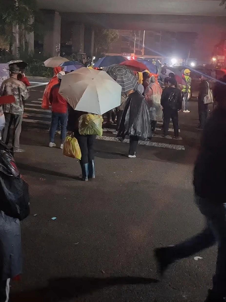 山东济南连阴雨里的打工人：凌晨五点，为了一百多块钱冒雨找活
这几天济南没断过雨，