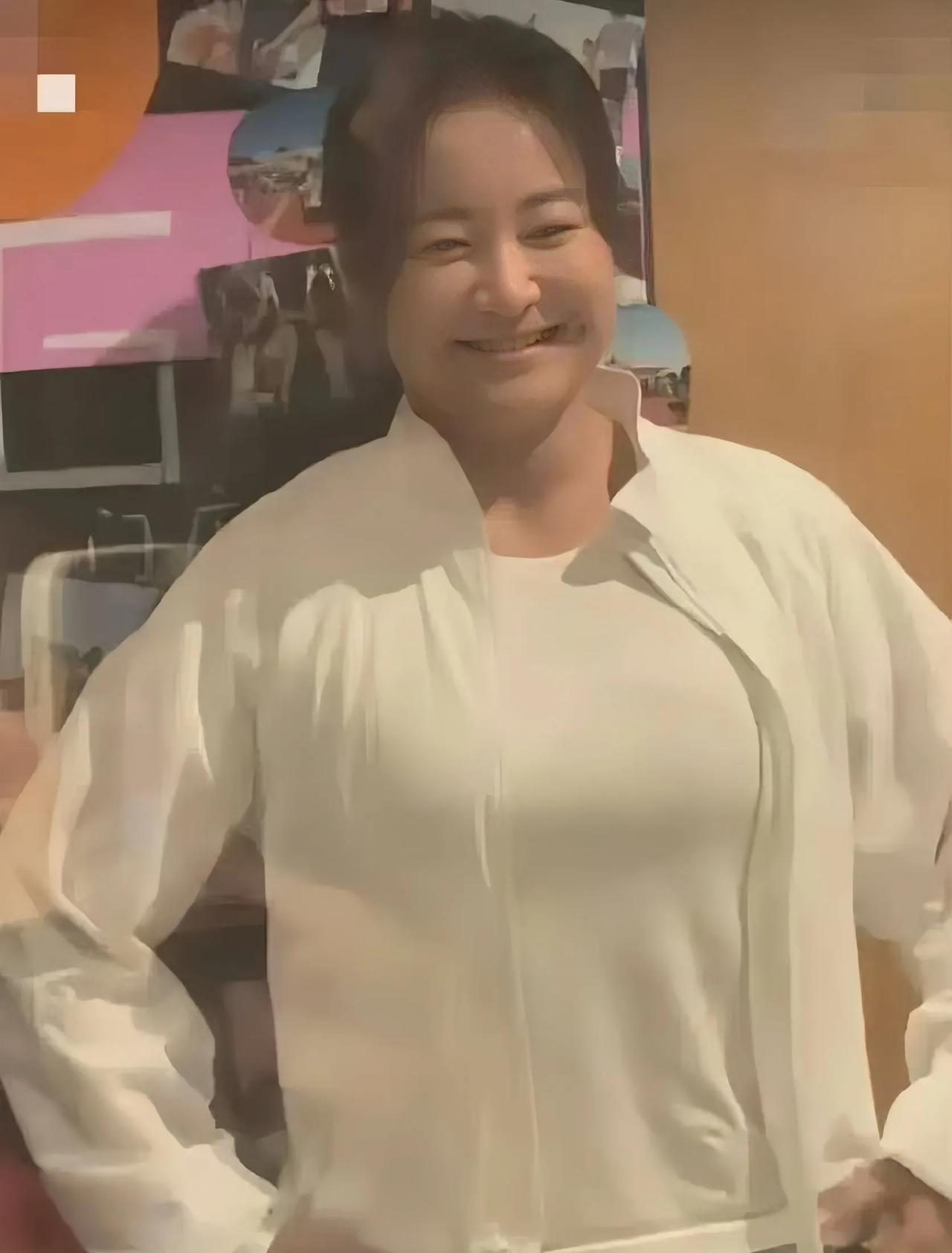 [微笑]贾玲体重“反弹”这事还挺有意思。《热辣滚烫》那会儿她减到100出头，看着